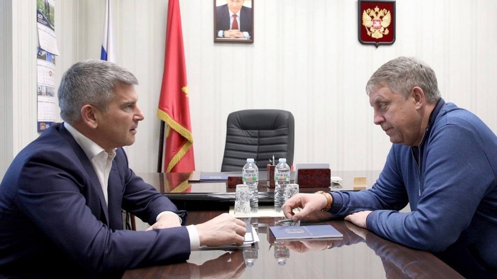 Брянский губернатор провёл рабочую встречу с гендиректором ПАО Россети Центр Игорем Маковским